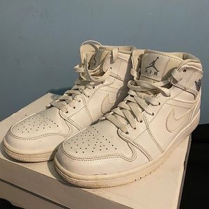 SOLD Jordan 1 Retro Mid White Cool Grey 554724-102